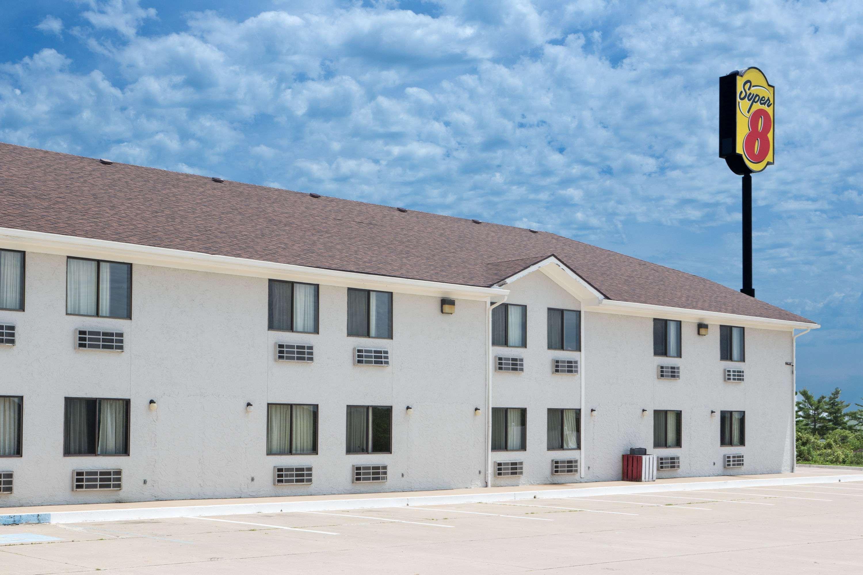 Super 8 By Wyndham Boonville Esterno foto